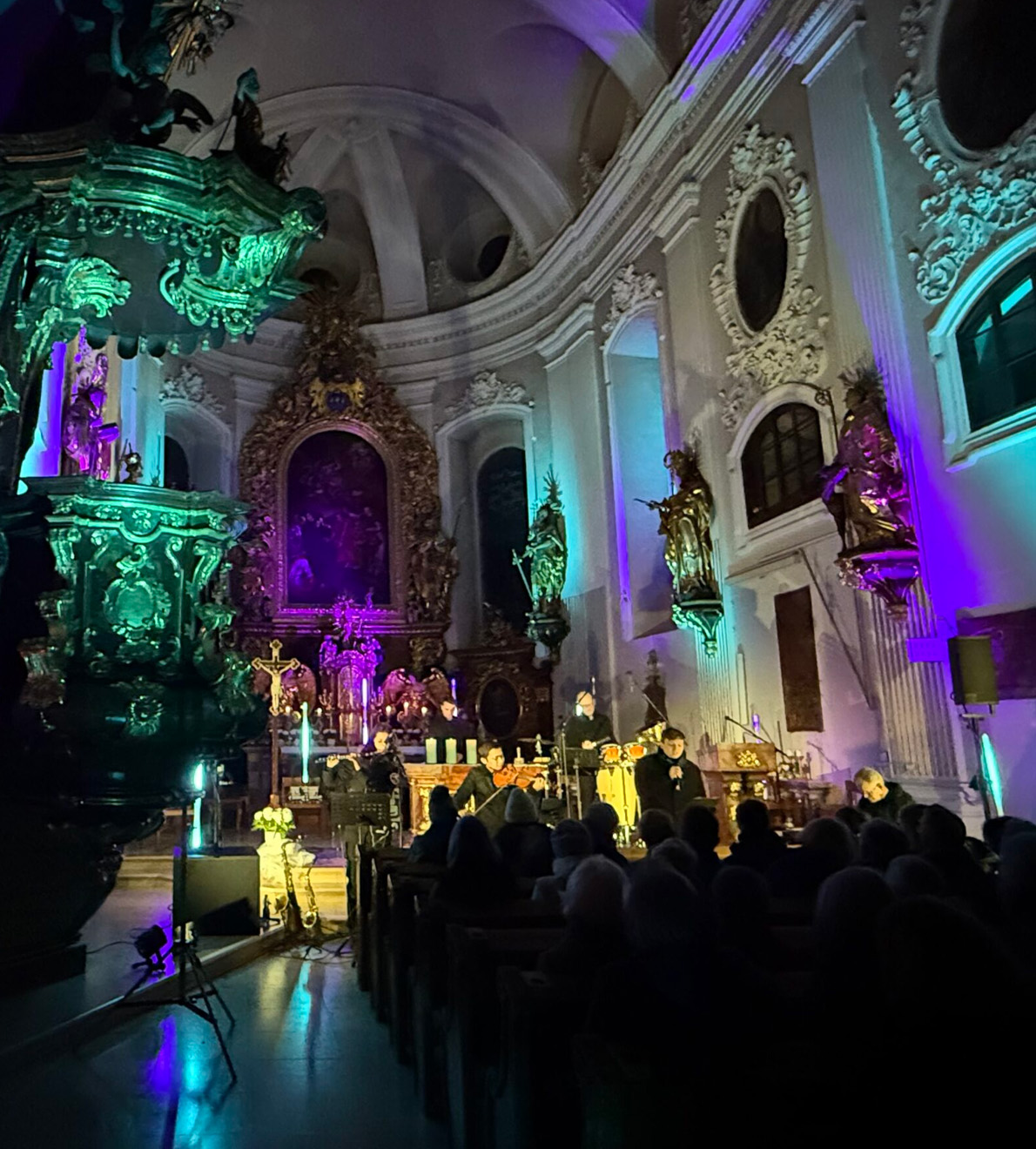Stimmungsvolle Lichtinszenierung in einer Barockkirche während des Konzerts