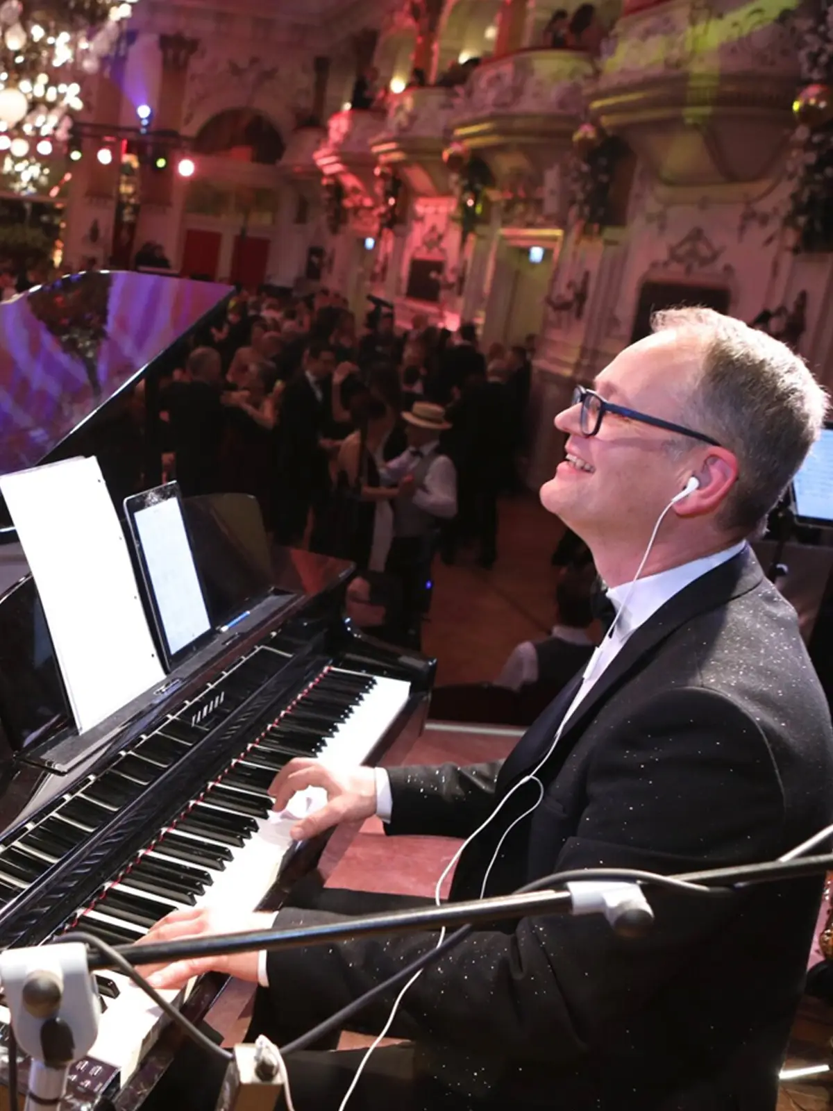 Hans Peter Gratz am Klavier – musikalische Leitung der Hoffnungslichter-Konzerte