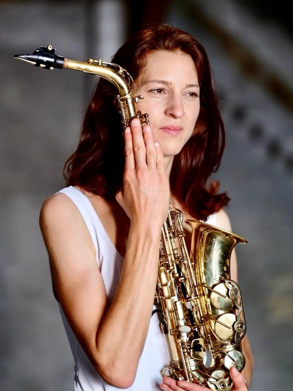 Saxophonistin Anna Keller mit ihrem Saxophon – Mitwirkende der Hoffnungslichter-Konzerte