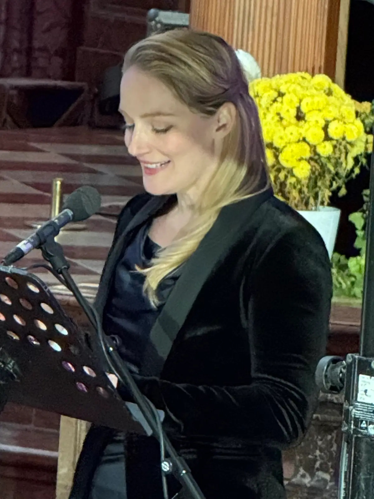 Angela Schausberger bei Erzählung und Schauspiel am Mikrofon während „Moments in Church"