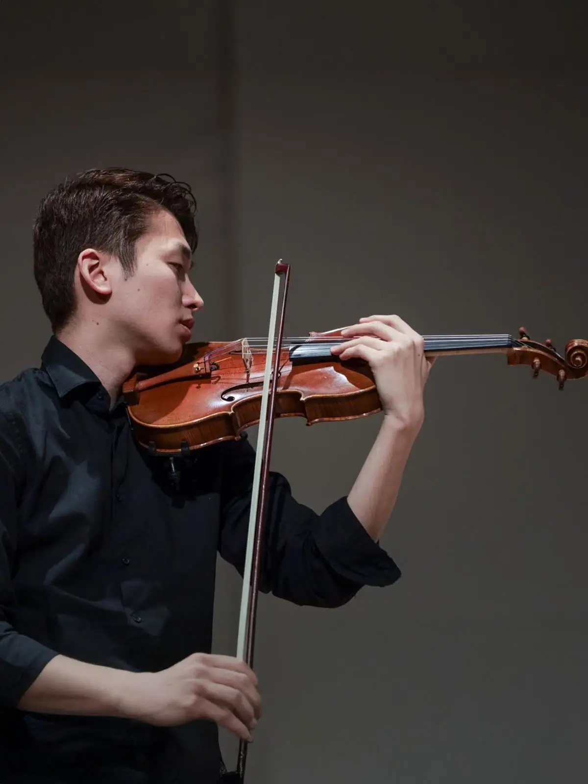 Violinist Yu Uchino spielt Geige bei einem Hoffnungslichter-Konzert