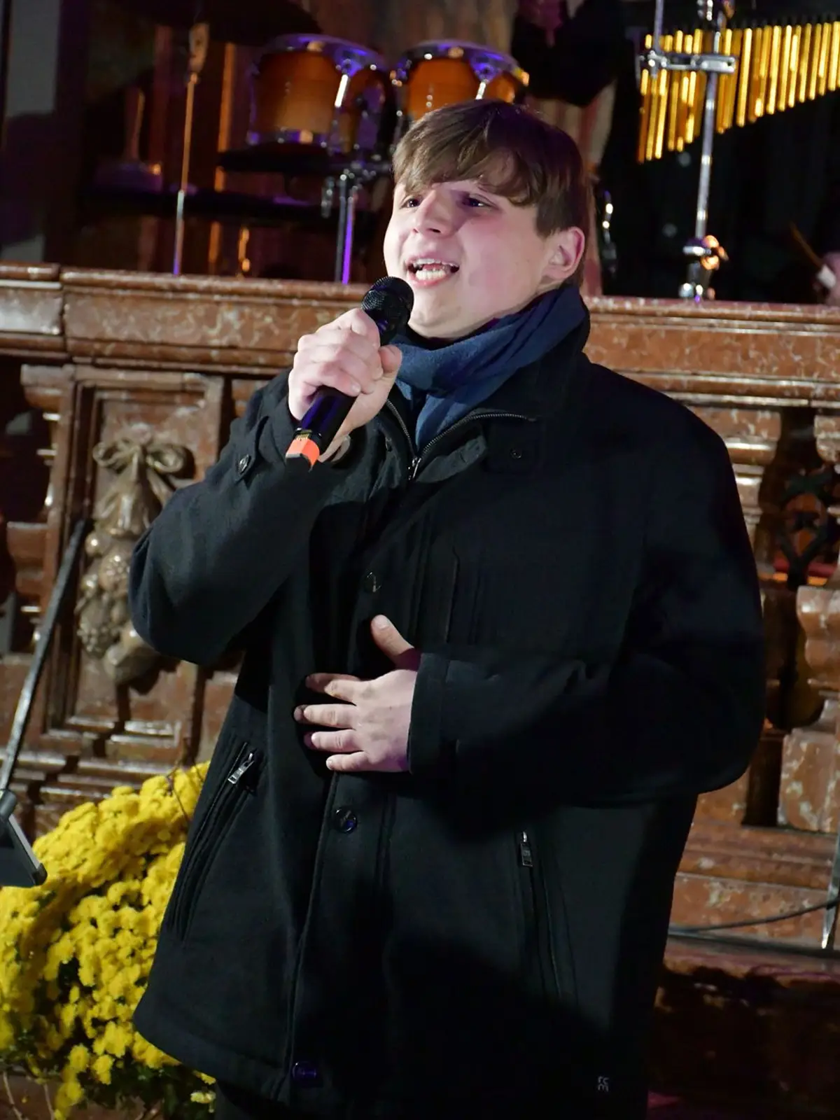 Tenor Christian Ziemski singt bei einem Hoffnungslichter-Konzert ins Mikrofon